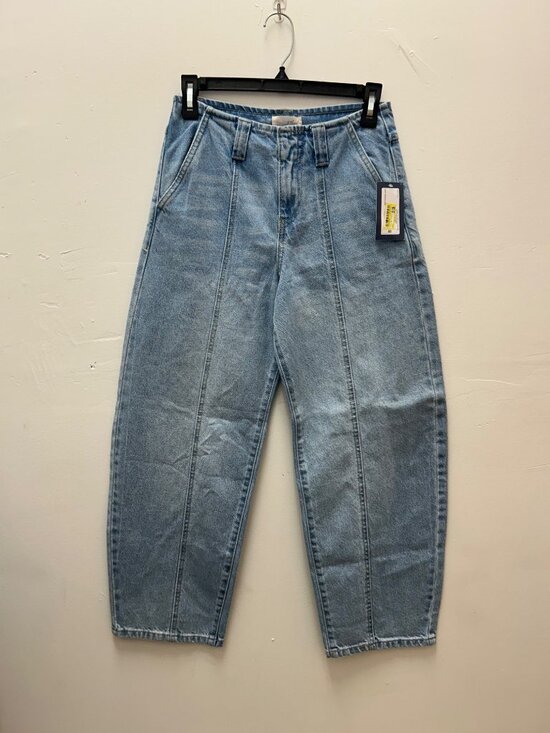 Universal Thread Denim - K-235 Universal Thread Women's Size 00 Light Wash High-Waisted Tapered Jeans